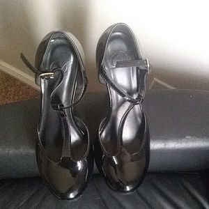 Derek Heart Blk Patent Leather T-strap heels sz 6